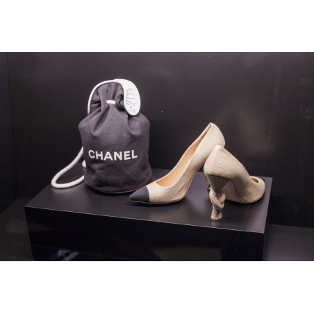 Socle pour magasin, noir, sur mesure