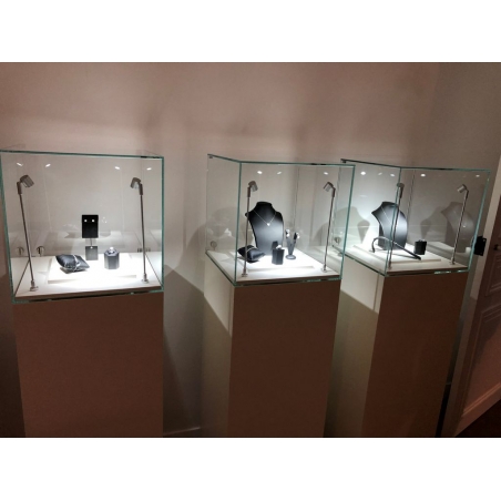 Socle blanc, 30 x 30 x 100 (lxLxh) avec cloche 30 x 30 x 30 cm et 2x LED
