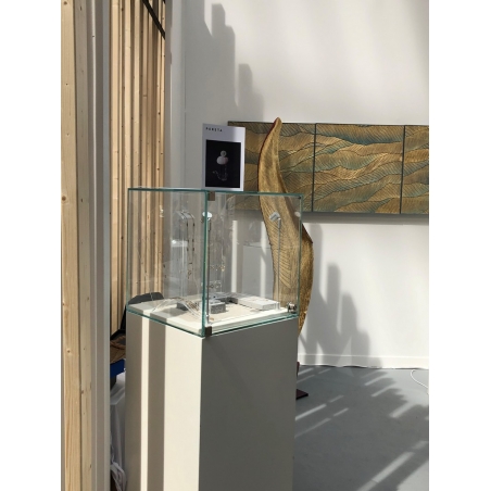 Socle blanc, 30 x 30 x 100 (lxLxh) avec cloche 30 x 30 x 30 cm et 2x LED