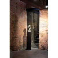 socle noir, 30 x 30 x 100 cm (lxLxh)