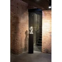 socle noir, 45 x 45 x 100 cm (lxLxh)